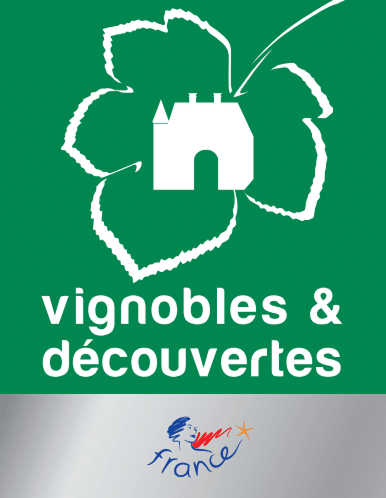 Label Vignobles & Découvertes : feuille de vigne blanche, silhouette de château et logo France sur fond vert.