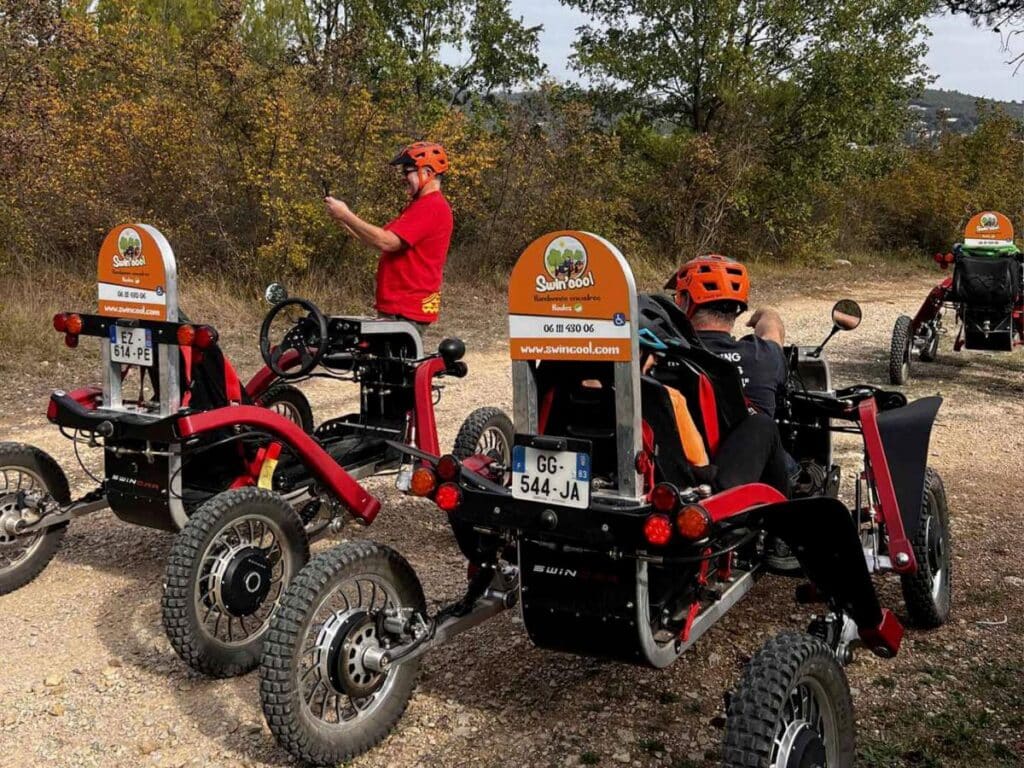 Randonnée Swincool en Swincar électrique tout-terrain. Véhicules articulés sur un sentier forestier avec conducteurs.