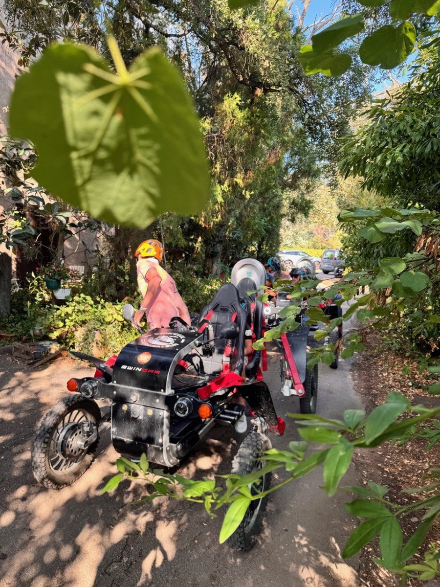 Swincar e-Spider électrique articulé tout-terrain sur un sentier forestier ensoleillé.