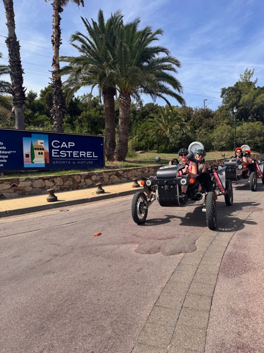 Randonnée en Swincar électrique à Cap Esterel Sports & Nature. Groupe souriant sur un chemin ensoleillé.