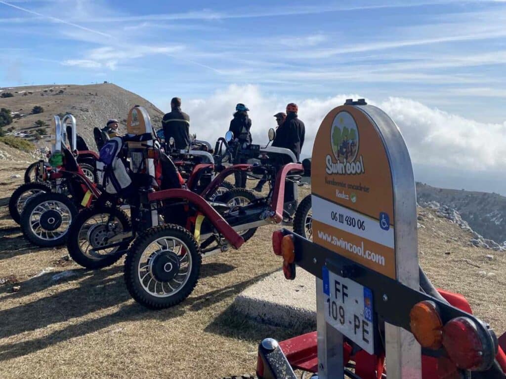 Fauteuils Swin'cool électriques pour randonnée PMR encadrée en montagne au-dessus des nuages. www.swincool.com