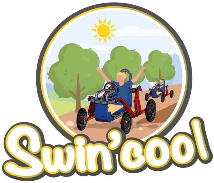 Logo Swin'cool : homme joyeux pilotant un quad électrique tout-terrain en pleine nature sous un grand soleil.